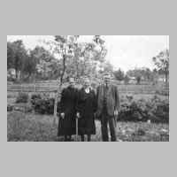 045-0009 Hermann Hagenbach mit Ehefrau Anna und der Oma im Garten .jpg